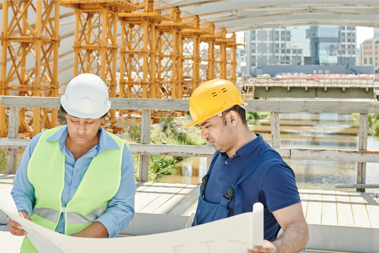 Osoby przeglądające plany nowo powstającego budynku