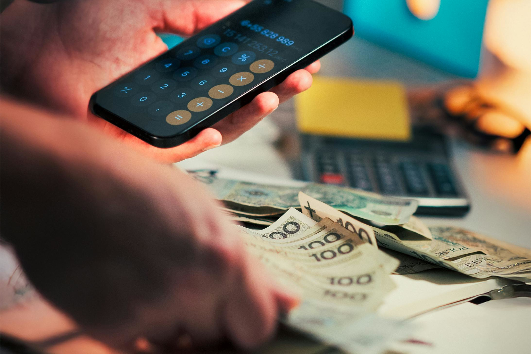 zdjęcie osoby kalkulującej wydatki nawiązujące do Kredytu obrotowego